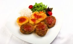 Тефтели с печёной картошкой и помидорным соусом