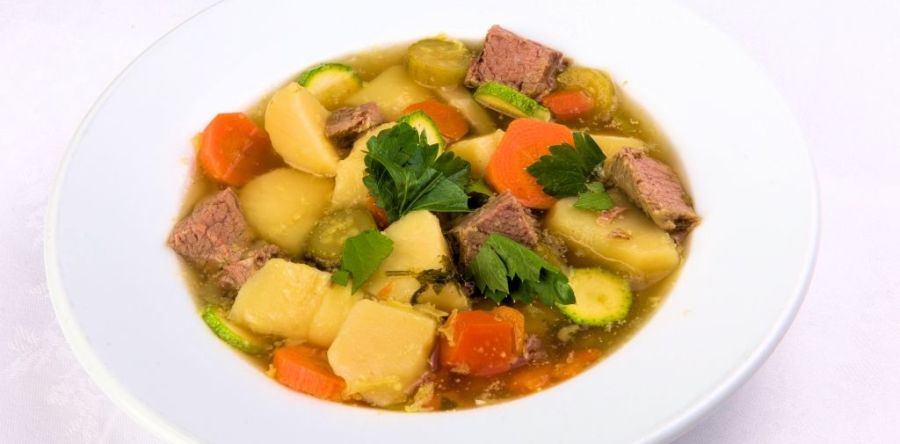 Богатый суп с говядиной и овощами.
